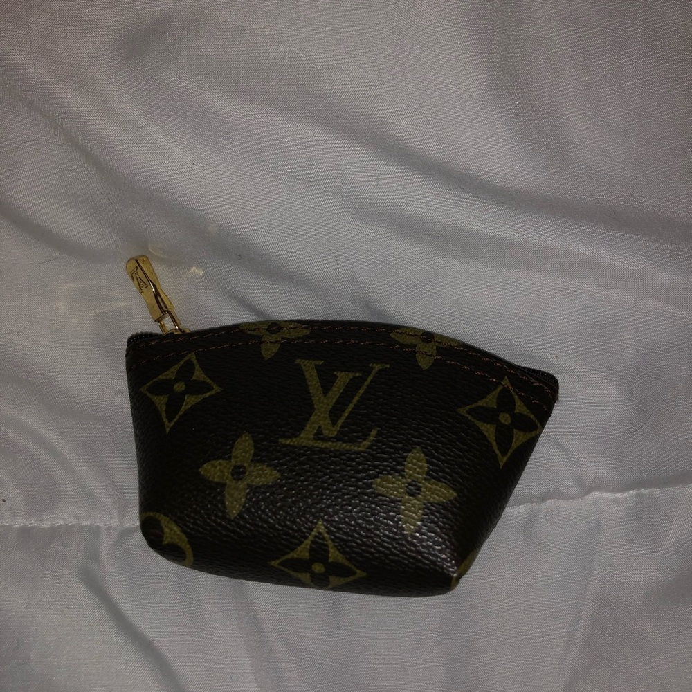 LOUIS VUITTON COIN POUCH!